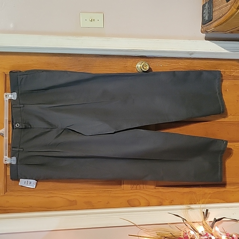 NWT Mens docker pants size 42/34 green